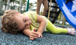 Enfant qui a fait une chute
