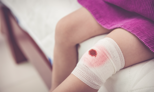 Enfant qui s’est blessé et qui saigne