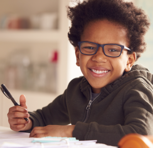 Enfant qui porte des lunettes en raison de problèmes de la vue