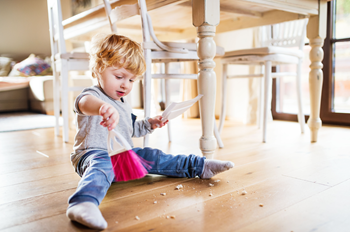 Enfant qui développe son autonomie en ramassant un dégât. Enfant qui développe son autonomie en ramassant un dégât.