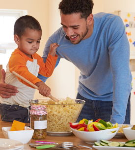 Cuisiner aide l’enfant à découvrir les aliments Cuisiner aide l’enfant à découvrir les aliments
