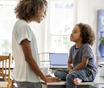 Parent qui discute avec son enfant après une période de retrait