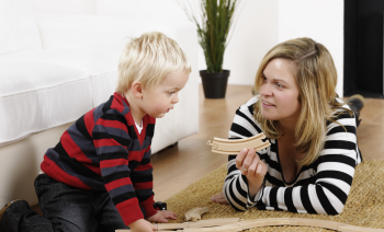 Mère qui répète une règle à son enfant afin de l’aider à s’en souvenir.