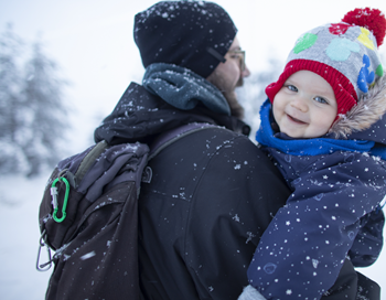 Papa dehors en hiver avec son bébé Papa dehors en hiver avec son bébé