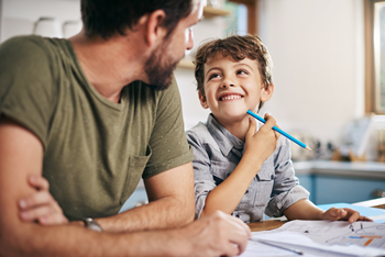 Parent qui s’intéresse à son enfant Parent qui s’intéresse à son enfant