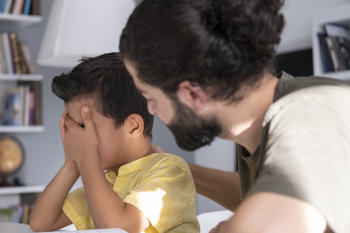 Parent qui aide son enfant à gérer son stress
