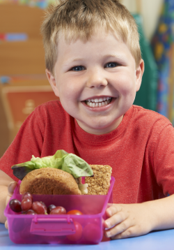 Enfant fier d’avoir fait son lunch