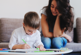 Mère qui s’amuse avec son enfant sans écran