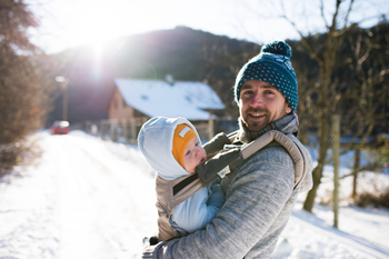 Papa qui utilise un porte-bébé en hiver Papa qui utilise un porte-bébé en hiver