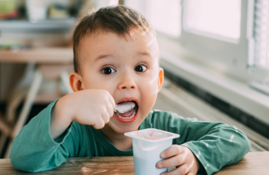 Enfant qui mange du yogourt