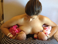 Les deux bébés en position football