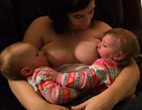 Les deux bébés en position madone
