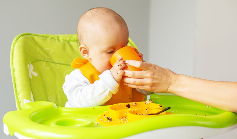 Apprendre à manger et à boire seul
