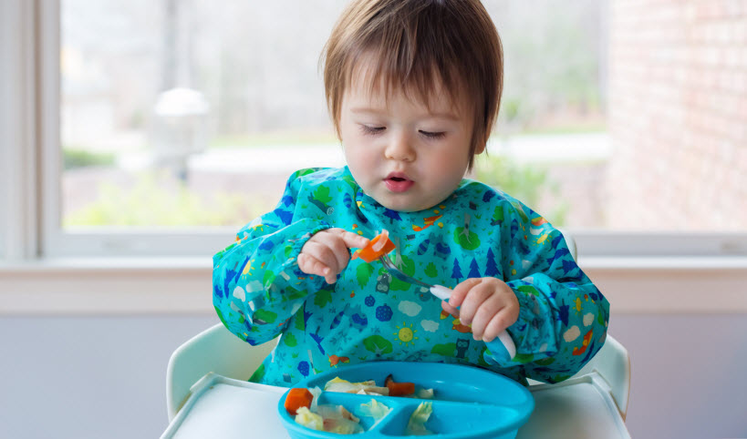 Apprendre à utiliser des ustensiles et à boire au verre