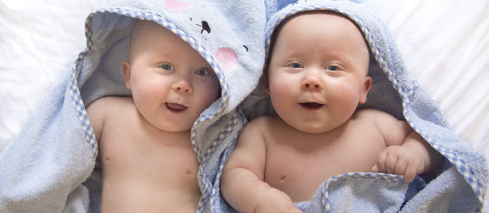 Le bain avec des jumeaux