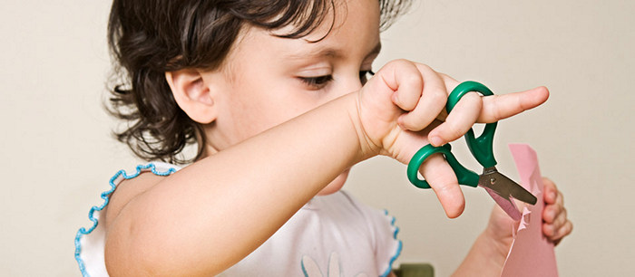 Apprendre à utiliser crayons, pinceaux et ciseaux