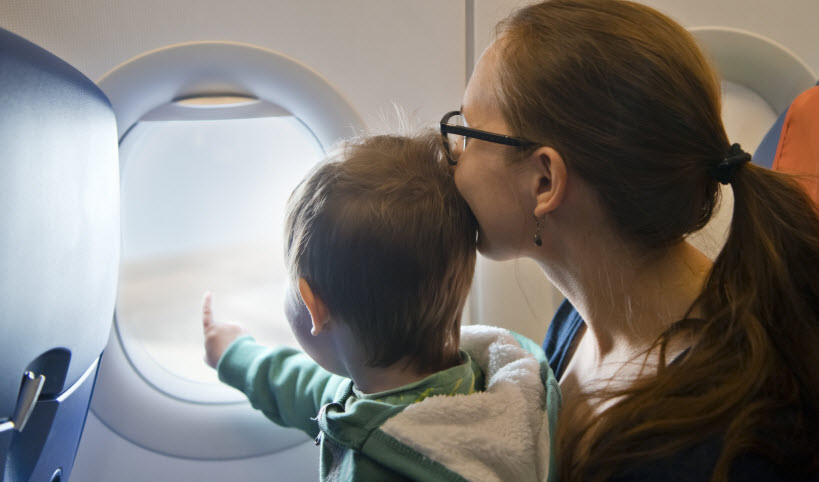 Voyager en avion avec son enfant