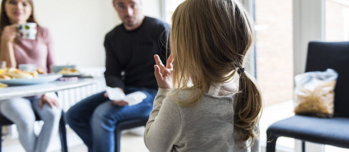 L'enfant qui ne reste pas assis à table