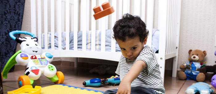 L'enfant qui lance des objets