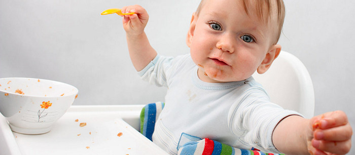 Bébé jette sa nourriture