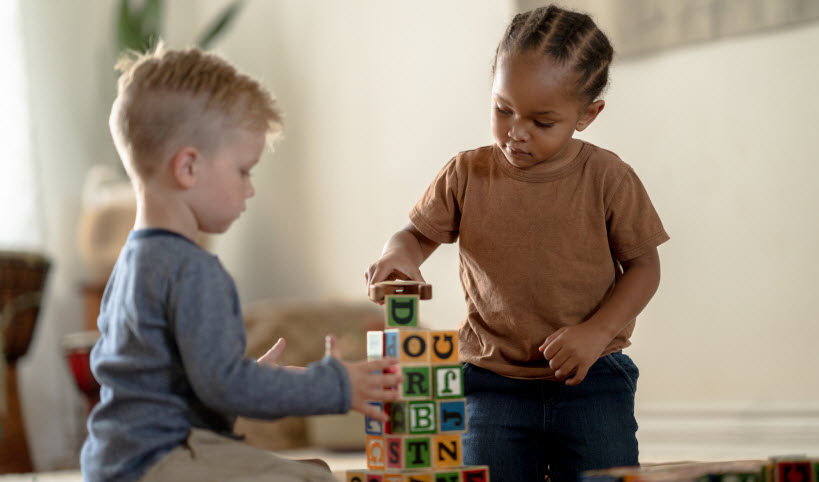 Apprendre à jouer avec les autres