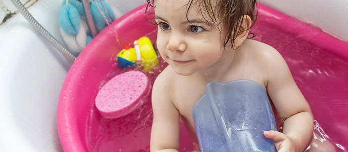 Jouer dans le bain