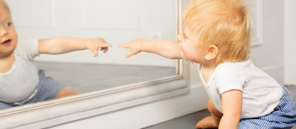 Le miroir: un outil d'apprentissage pour bébé