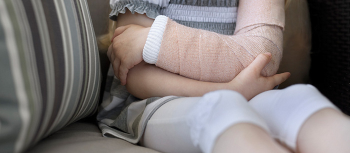 L'enfant qui s'est fracturé un os