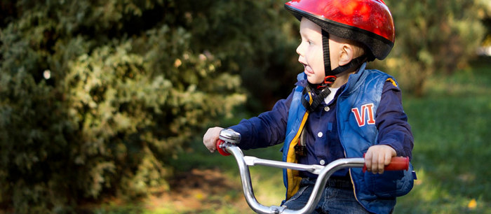 Tricycle, draisienne, trottinette et bicyclette