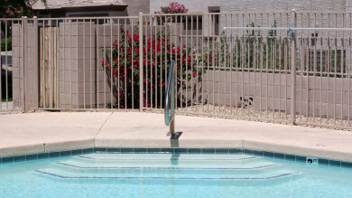 En manchettes: Piscine et noyade – Droitier ou gaucher? – Quartier violent – Ressources