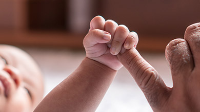2 months old: Fine motor skill development