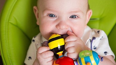 4 months old: Fine motor skill development