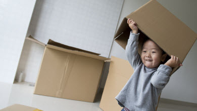 Jouer avec une boîte de carton