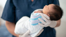 En manchettes: Naissances au Québec – Cerveau des mamans – Porte-bébés – Balado Histoires de pères