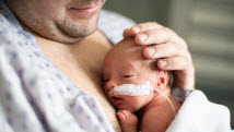 En manchettes: Peau à peau entre papa et bébé – Bien réagir aux petits bobos – S’exercer à écrire