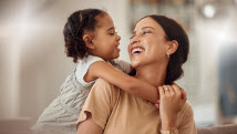 En manchettes: Relation parent-enfant – Importance d’apprendre à écrire à la main – Commotions cérébrales et QI – À surveiller