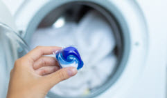 En manchettes: Sachets de détergent à lessive – Mutisme sélectif – Film à répétition – Appel à tous pour balado
