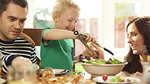 5 raisons pour laisser votre enfant se servir aux repas