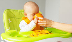 Apprendre à manger et à boire seul