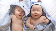 Le bain avec des jumeaux