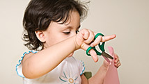 Apprendre à utiliser crayons, pinceaux et ciseaux