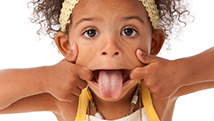 L'enfant qui fait le clown