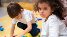 L'enfant qui a un problème de comportement à la garderie