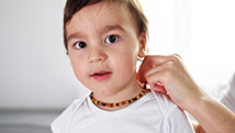Dents: efficaces les colliers d'ambre et de noisetier?
