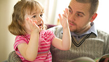 Devrais-je encourager mon enfant à «bien parler»?