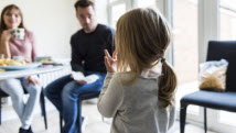 L'enfant qui ne reste pas assis à table