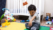 L'enfant qui lance des objets