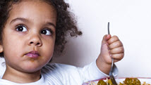 L'enfant qui mange lentement