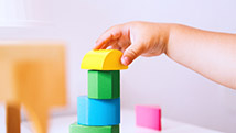 Faut-il apprendre les formes et les couleurs à un tout-petit?