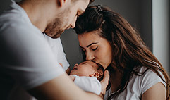 1 mois: développement social